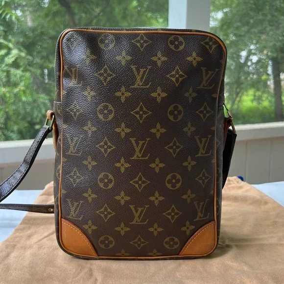 Louis Vuitton Danube MM Crossbody - Picture 4 of 15